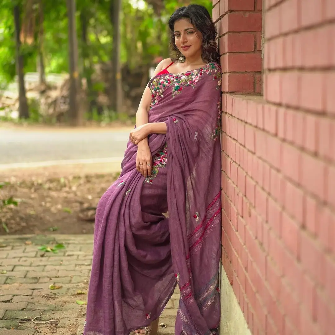 INDIAN GIRL ISWARYA MENON IN TRADITIONAL VIOLET SAREE SLEEVELESS RED BLOUSE 2